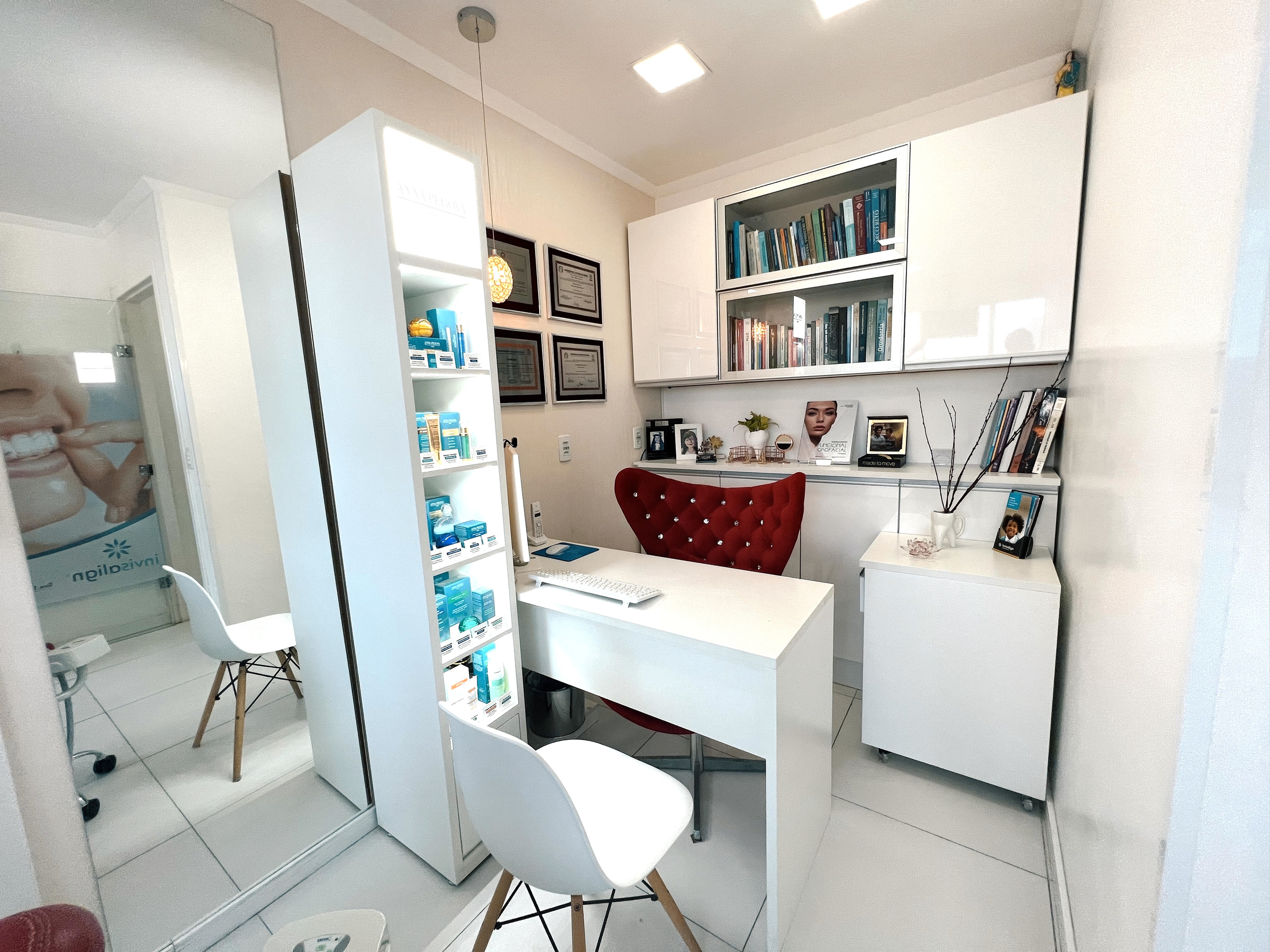 Sala da clínica com estante e mesa de trabalho