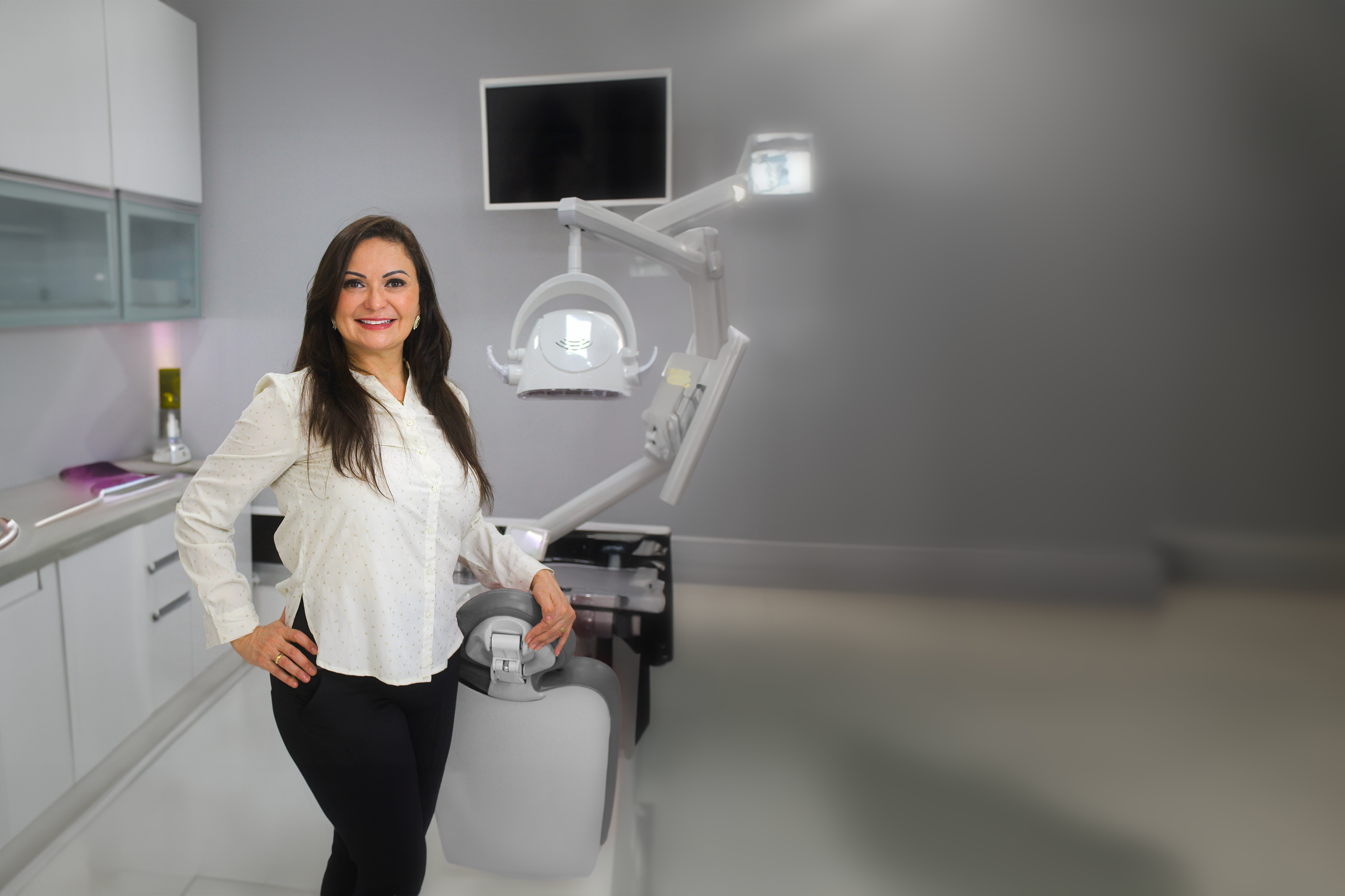 Dra. Vivian Bertoglio em seu consultório odontológico